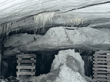 Lose Gesteinsbrocken und Tropfstellen in der Abbaukammer 5 auf der 700-Meter-Sohle (1993)