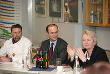 Bundesministerin Dr. Annette Schavan (r.) im Gespräch mit Dr. Nikolaus Blum (m.) und Günther Kappei.