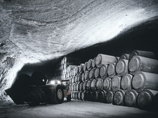 Fässer mit einer speziellen Betonschutzhülle Fässer mit einer speziellen Betonschutzhülle