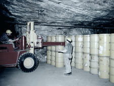 Stehende Einlagerung von Behältern mit radioaktiven Abfällen (1967)
