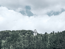 Seit dem Jahr 1901 markiert die 24 Meter hohe Bismarcksäule den Höhenzug der Asse