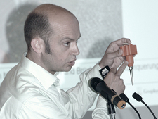 GGD-Projektleiter Tobias Karp zeigt ein Geophon