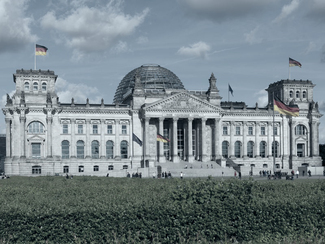 Blick vom Platz der Republik zum Westportal des Reichstagsgebäudes