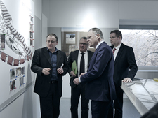 Ministerpräsident Stephan Weil und BfS-Vizepräsident Norbert Nimbach bei einem Rundgang durch die Ausstellung in der Infostelle