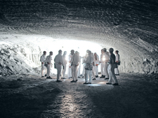 Eine Besuchergruppe wird unter Tage durch das Bergwerk geführt