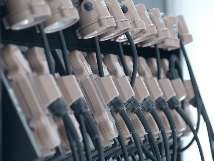 Grubenleuchten stehen im Regal. Grubenleuchten stehen im Regal.