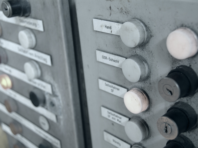 Eine Schaltanlage mit vielen Knöpfen. Eine Schaltanlage mit vielen Knöpfen.