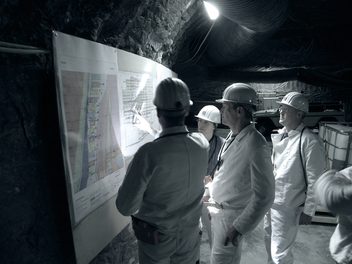 Besucher vor einem Schaubild. Besucher vor einem Schaubild.