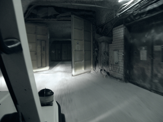 Ein Tor im Schacht öffnet sich und gibt den Weg frei für das Fahrzeug der Besucher. Ein Tor im Schacht öffnet sich und gibt den Weg frei für das Fahrzeug der Besucher.