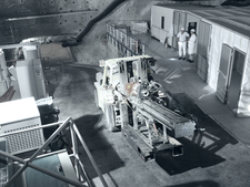 Ein dieselbetriebener Gabelstapler transportiert die Bohranlage zum Arbeitsbereich vor der Einlagerungskammer 7 auf der 750-m-Sohle