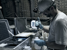Ein Mitarbeiter prüft eine Probe mit Salzlösung auf Dichte und Temperatur