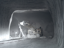 Backfilling of old mining chambers with salt grit by pneumatic stowing between 1995 and 2004 (2003)