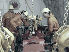 Members of staff of the Asse-GmbH check the drilling rig for correct functioning before start of second drilling