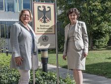 BfS-Präsidentin Inge Paulini begrüßt Bundesumweltministerin Svenja Schulze am 27. August 2018 im Bundesamt für Strahlenschutz in Neuherberg