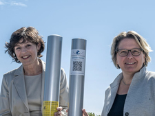 BfS-Präsidentin Inge Paulini und Bundesumweltministerin Svenja Schulze geben den Startschuss zur Erweiterung des UV-Messnetzes BfS-Präsidentin Inge Paulini und Bundesumweltministerin Svenja Schulze geben den Startschuss zur Erweiterung des UV-Messnetzes