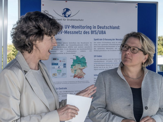 BfS-Präsidentin Dr. Inge Paulini und Bundesumweltministerin Svenja Schulze vor einem Plakat zum UV-Messnetz des BfS BfS-Präsidentin Dr. Inge Paulini und Bundesumweltministerin Svenja Schulze vor einem Plakat zum UV-Messnetz des BfS