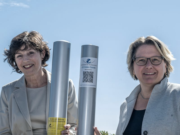BfS-Präsidentin Dr. Inge Paulini und Bundesumweltministerin Svenja Schulze vor einem Plakat zum UV-Messnetz BfS-Präsidentin Dr. Inge Paulini und Bundesumweltministerin Svenja Schulze vor einem Plakat zum UV-Messnetz