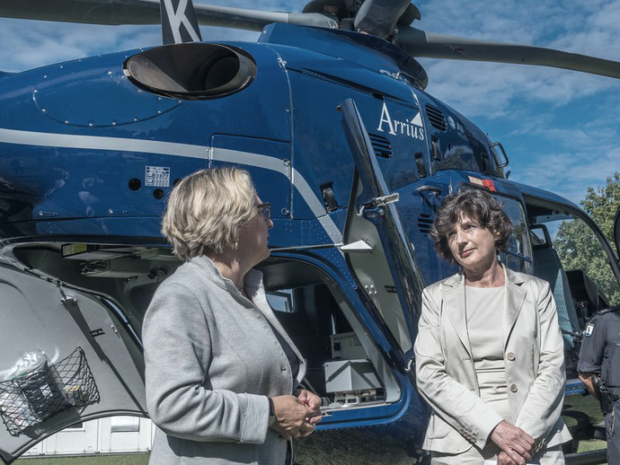 Bundesumweltministerin Svenja Schulze (links) und BfS-Präsidentin Dr. Paulini (rechts) vor einem Hubschrauber der Bundespolizei Bundesumweltministerin Svenja Schulze (links) und BfS-Präsidentin Dr. Paulini (rechts) vor einem Hubschrauber der Bundespolizei