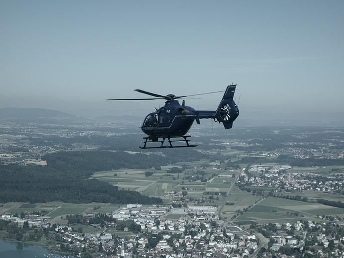 Hubschrauber der Bundespolizei beim Überfliegen der Umgebung von Zürich Hubschrauber der Bundespolizei beim Überfliegen der Umgebung von Zürich