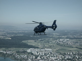 Hubschrauber der Bundespolizei beim Überfliegen der Umgebung von Zürich (ausgwähltes Bild)