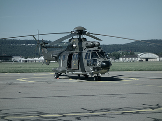 Hubschrauber auf einem Landeplatz (ausgwähltes Bild)