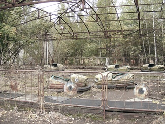 Verfallende Autoscouter im Vergnügungspark (Bild anzeigen)