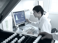 BfS-Mitarbeiter sieht sich Messergebnisse am Computer an BfS-Mitarbeiter sieht sich Messergebnisse am Computer an