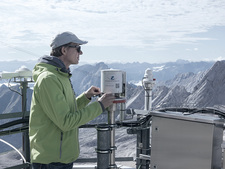 Ein BfS-Mitarbeiter installiert die neue Messstation auf der Zugspitze