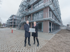 BImA Chief of Facility Management Wolfgang Blaurock hands over the keys to the new building parts to the Head of BfS Administration Martina Hagemann