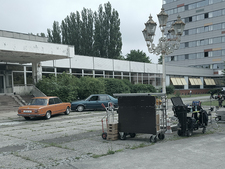For the filming, two old cars were parked in front of the old lecture theatre at the BfS site.