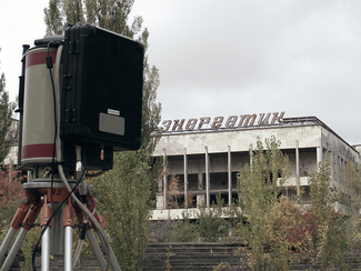In-situ gamma spectrometry in front of an abandoned building (choosen image)