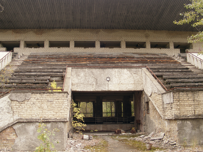 Verfallene Tribünen des ehemaligen Stadions in der verlassenen Stadt Prypjat