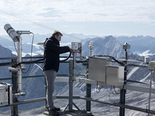 A BfS employee installs the new measuring station on the Zugspitze mountain