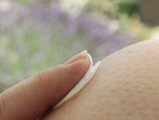 Mensch cremt sich ein Mensch cremt sich ein