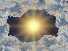 Sonne am Himmel von Wolken umsäumt Sonne am Himmel von Wolken umsäumt