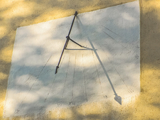 Eine Sonnenuhr im Schatten Eine Sonnenuhr im Schatten