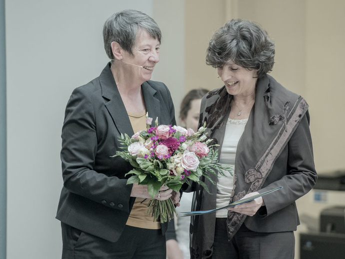 Bundesumweltministerin Barbara Hendricks übergibt die Ernennungsurkunde an Inge Paulini
