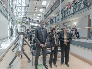 Wolfram König, Dr. Inge Paulini und Bundesumweltministerin Dr. Barbara Hendricks vor den Gästen des Festaktes (ausgwähltes Bild)
