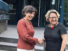 BfS-Präsidentin Inge Paulini begrüßt Bundesumweltministerin Svenja Schulze im Bundesamt für Strahlenschutz in Salzgitter