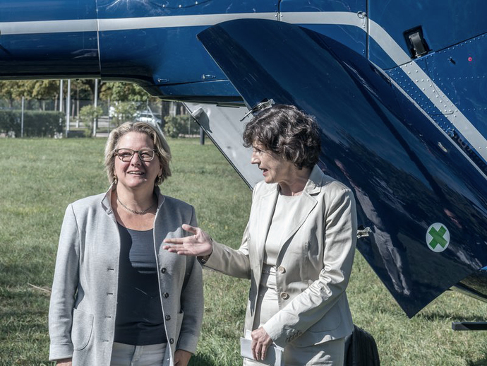 Bundesumweltministerin Svenja Schulze (links) und BfS-Präsidentin Dr. Paulini (rechts) vor einem Hubschrauber der Bundespolizei
