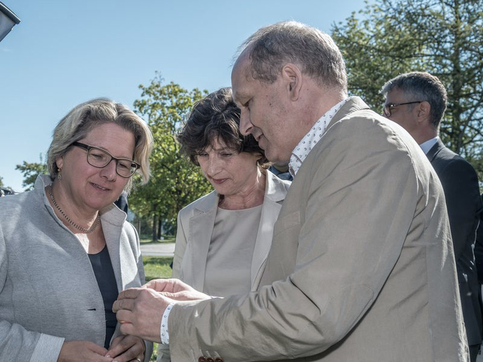 Bundesumweltministerin Svenja Schulze mit BfS-Präsidentin Dr. Inge Paulini und Dr. Frank Wissmann