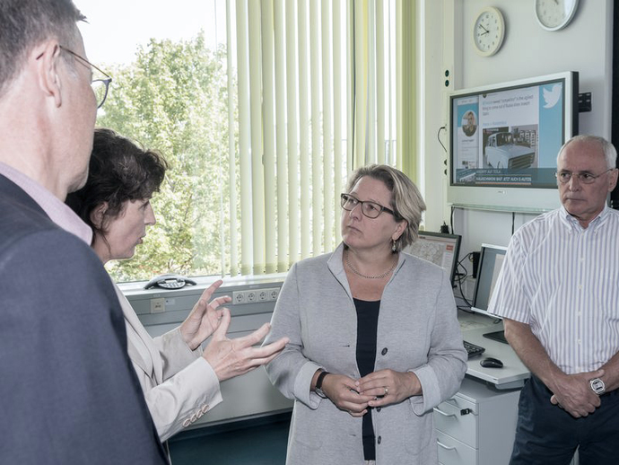 BfS-Präsidentin Dr. Inge Paulini und BMU-Ministerin Svenja Schulze im Neuherberger Alarmzimmer des BfS