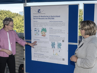 Dr. Michaela Kreuzer vom BfS und Bundesumweltministerin Svenja Schulze vor einem Plakat zum UV-Messnetz (Bild anzeigen)