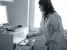 BfS-Mitarbeiterin im Labor BfS-Mitarbeiterin im Labor