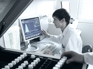 BfS-Mitarbeiter sieht sich Messergebnisse am Computer an BfS-Mitarbeiter sieht sich Messergebnisse am Computer an