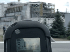 Handmessgerät zur Messung der Ortsdosisleistung vor dem Reaktor von Tschernobyl. Das Display zeigt einen Wert von 3,04 Mikrosievert pro Stunde.