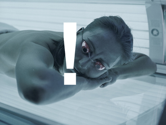 Frau im Solarium mit Ausrufezeichen Frau im Solarium mit Ausrufezeichen