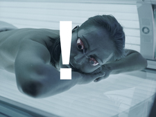 Frau im Solarium mit Ausrufezeichen Frau im Solarium mit Ausrufezeichen