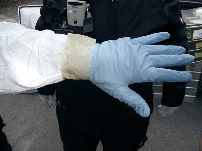 The glove is glued to the protective suit The glove is glued to the protective suit