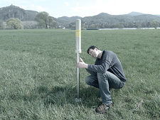 Ein Mitarbeiter des Bundesamtes für Strahlenschutz installiert eine ODL-Sonde